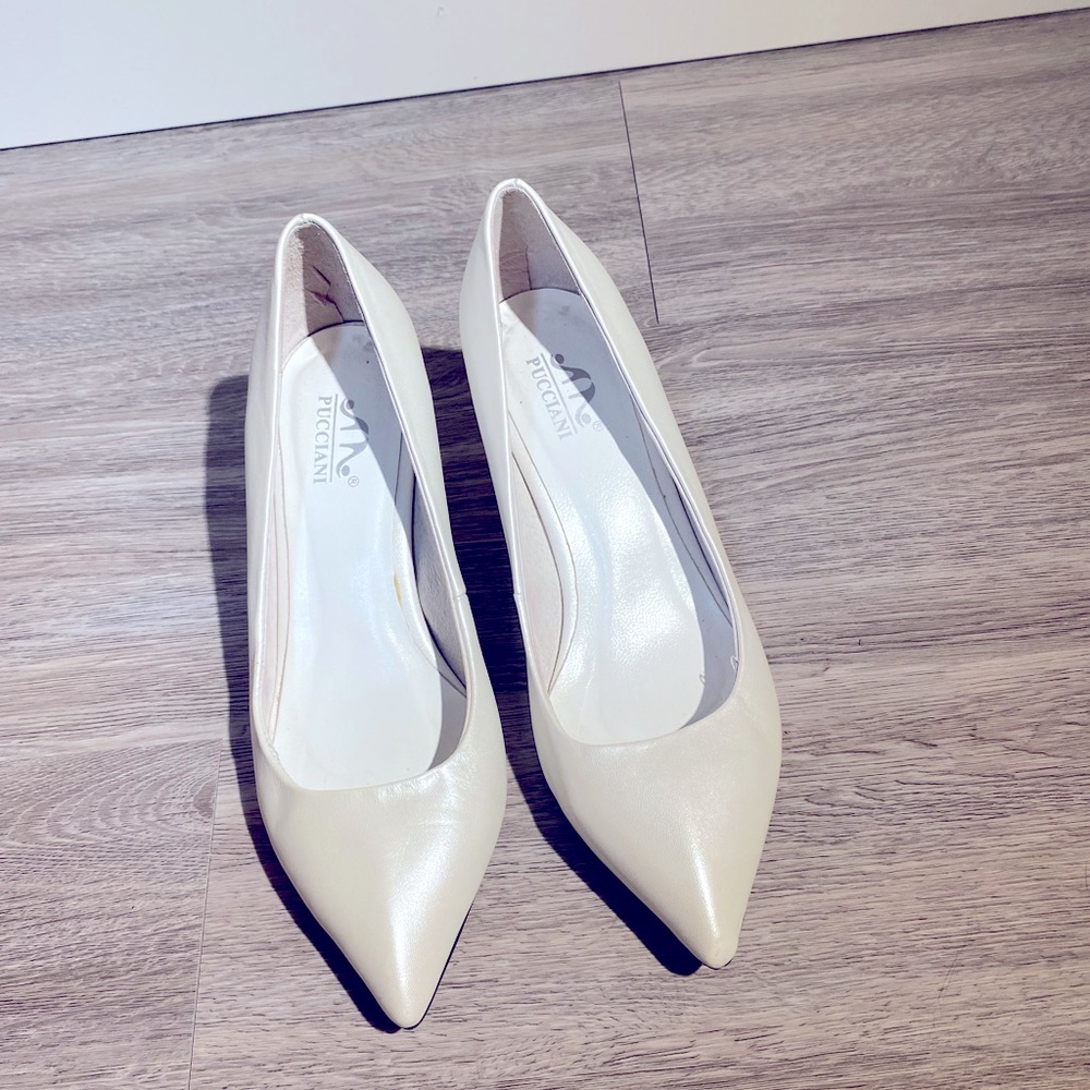 Cute white (satin finish) pumps